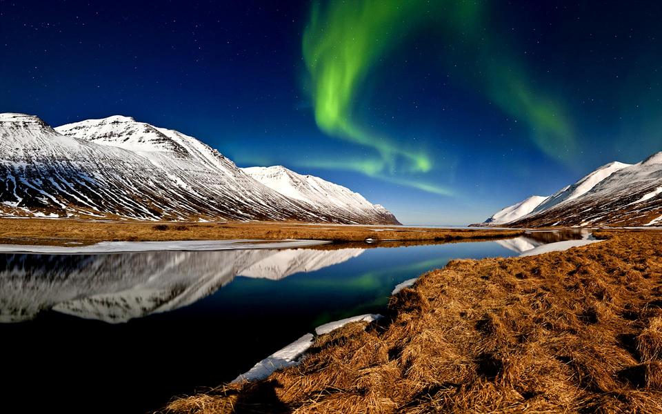 Aurora boreal no fiorde Hedins, Islândia