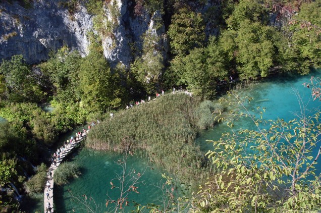O belíssimo parque é formado por lagos e cachoeiras de uma cor turmalina que impressiona os visitantes 