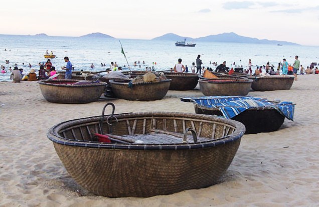 Os thung chai, os barcos redondos como esses, são comuns nas praias da cidade e são usados para pesca pelos locais