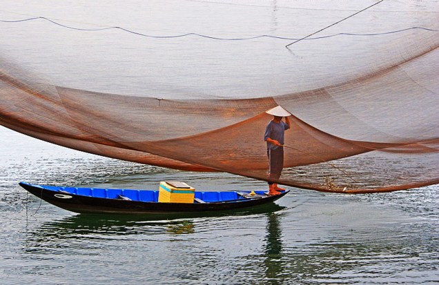 Pesca no rio Thu Bon 