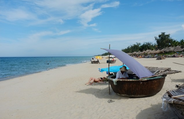 Pescadores e turistas se encontram na praia de An Bang, em Hoi an, no Vietnã