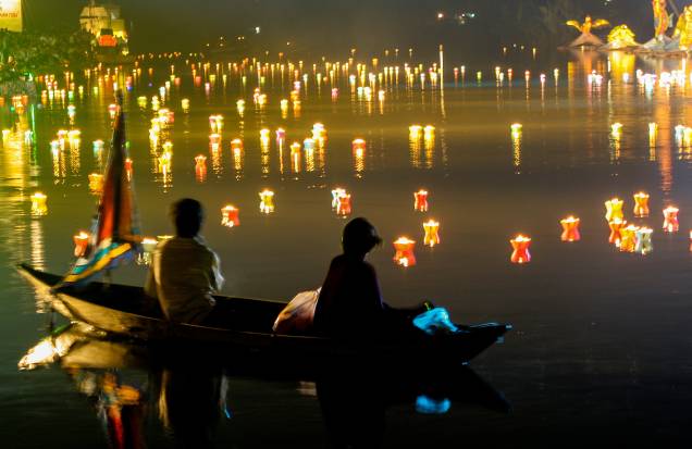 Uma vez por mês, por algumas horas as luzes da cidade são apagadas e as lanternas servem como única fonte de iluminação, enquanto os locais fazem correr pelo rio Thu Bon pequenos barcos de papel iluminados a vela