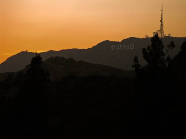 Colinas de Hollywood, com a clássica imagem dos letreiros Colinas de Hollywood, com a clássica imagem dos letreiros