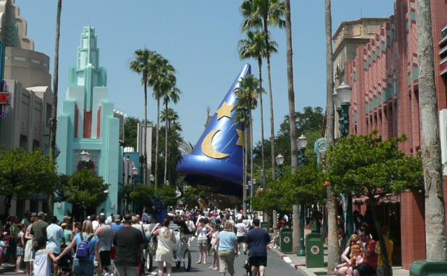 Vista da Hollywood Boulevard com o antigo Sorcerer's Hat ao final (Foto: Wikimedia Commons)