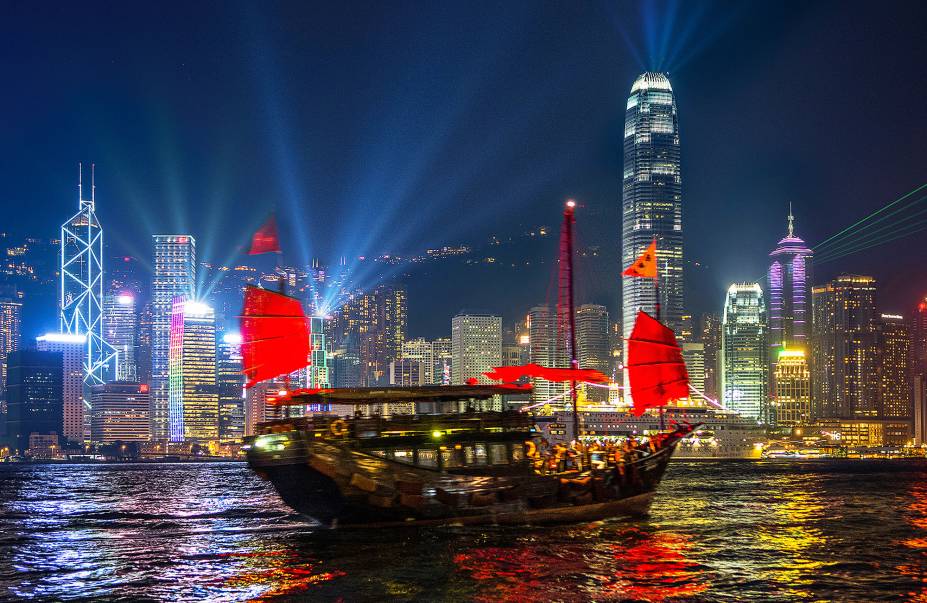 É possível ver e passear em barcos tradicionais chineses no Victoria Harbour. É possível ver e passear em barcos tradicionais chineses no Victoria Harbour.