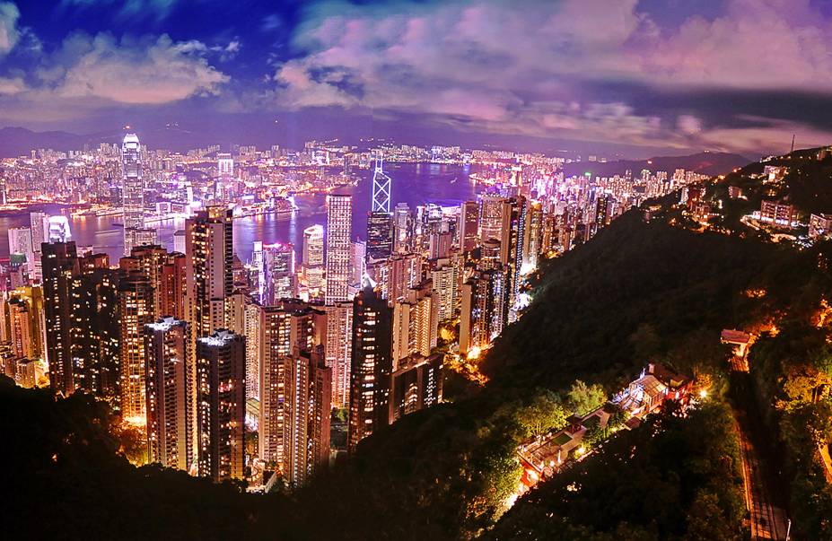 Bem como a vista de cima do Victoria Peak (mais conhecido como The Peak). Bem como a vista de cima do Victoria Peak (mais conhecido como The Peak).