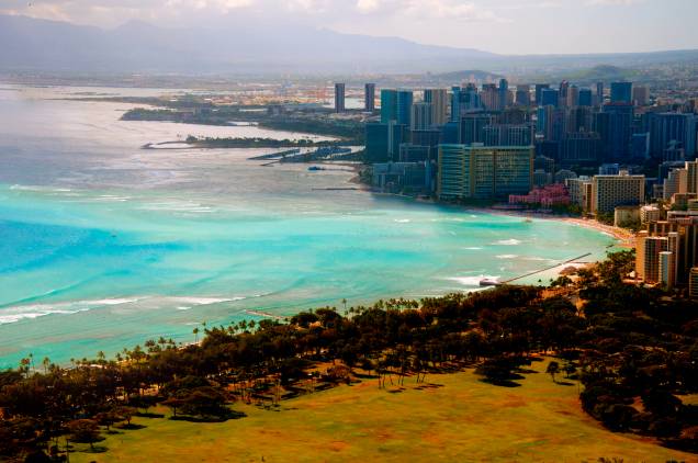A capital do Havaí tem uma orla urbana, mas é possível fugir dos arranha-céus, resorts e shopping centers e curtir praias preservadas