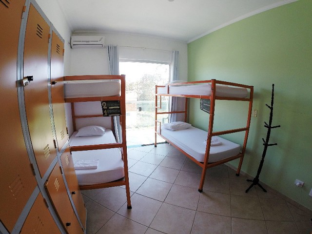 No Green Haven, há tabelinhas para escrever o nome dos "moradores" de cada cama das beliches (foto: divulgação)