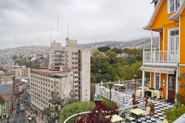 Mesmo para quem não vai ficar hospedado em Valparaíso, vale a pena fazer uma visita ao hotel Brighton ao entardecer, para curtir um happy hour ao ar livre