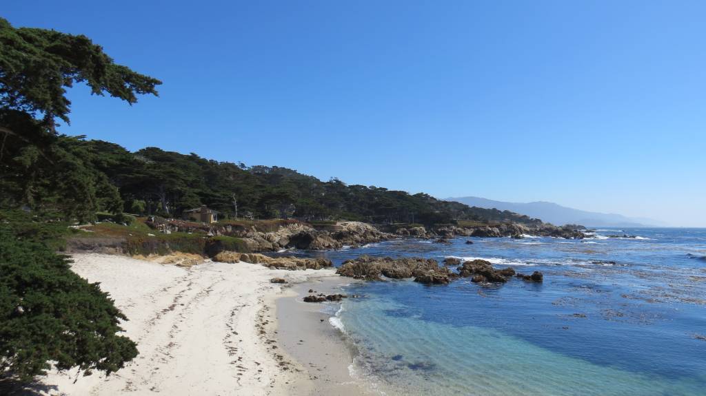 A 17 MIle Drive, entre Monterey e Carmel, tem prainhas lindas e brancas