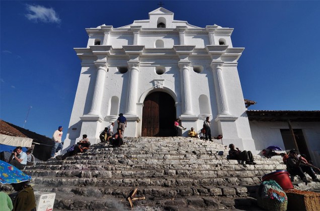 A Iglesia de Santo Tomás ainda conserva os degraus do templo maia que existia ali antes da dominação espanhola - até hoje, religiosos maias ainda usam o local para queimar incensos e venerar os deuses da antiga civilização indígena