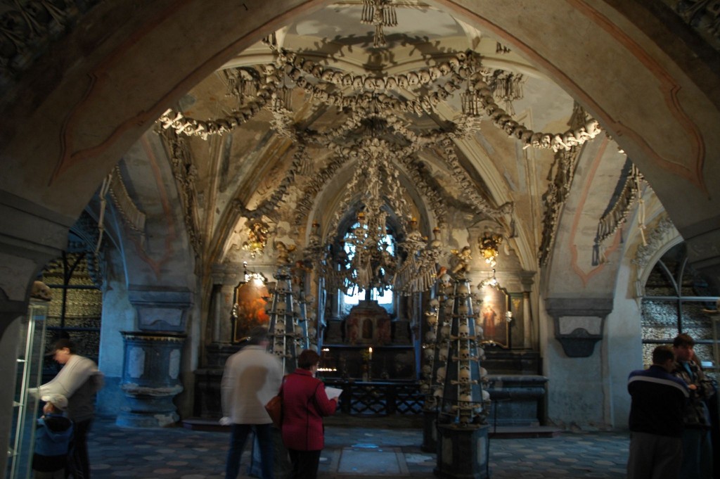 O sinistro candelabro da Igreja de Todos os Santos, na República Checa (foto: pragmatopian)