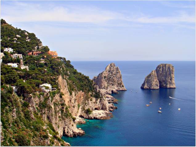 Na costa próxima a <a href="http://viajeaqui.abril.com.br/cidades/italia-napoles" rel="Nápoles">Nápoles</a>, Capri é uma eterna favorita dos viajantes