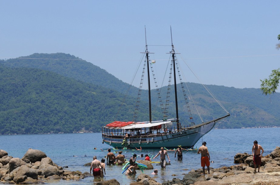 O passeio de escuna é o mais popular de Ilha Grande e permite conhecer várias praias e lagoas. Quem está com pouco tempo, pode optar pelo trajeto de lancha