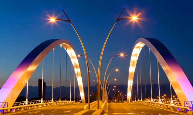 Bucareste continua se modernizando: a ponte Basarab foi inaugurada em 2011 e hoje é um ponto turístico por suas linhas contemporâneas. Além de um tráfego intenso de automóveis, a ponte que passa sobre o rio Dâmbovița sustenta uma linha de trem