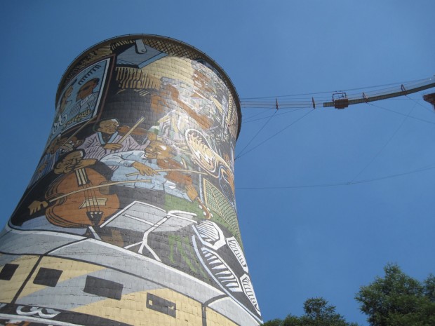 Uma das Orlando Towers, que sustenta o bungee jump