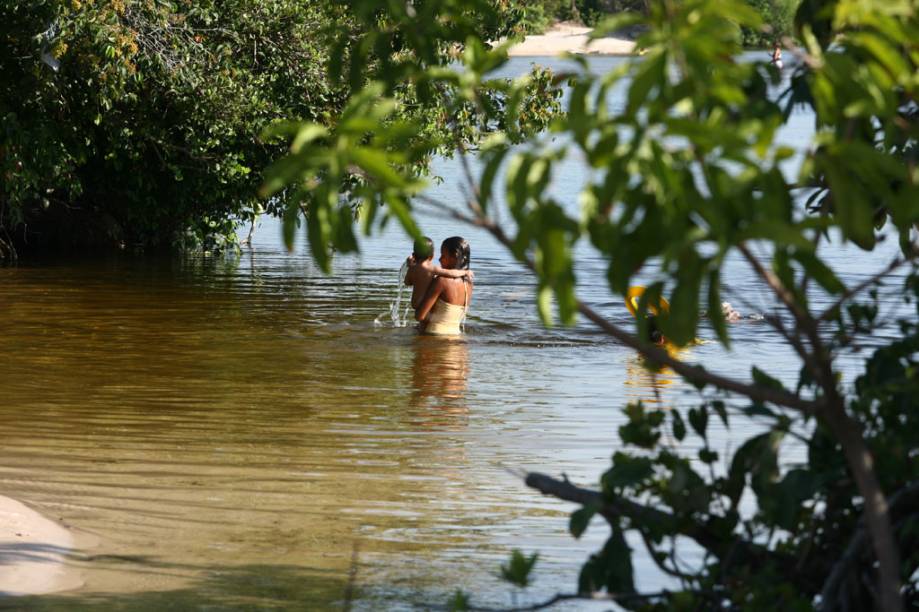 Mulher e criança se banham no Rio Alegre nos Lençóis Maranhenses, na região da cidade de <a href="http://viajeaqui.abril.com.br/cidades/br-ma-santo-amaro-do-maranhao" rel="Santo Amaro (MA)" target="_blank">Santo Amaro (MA)</a>