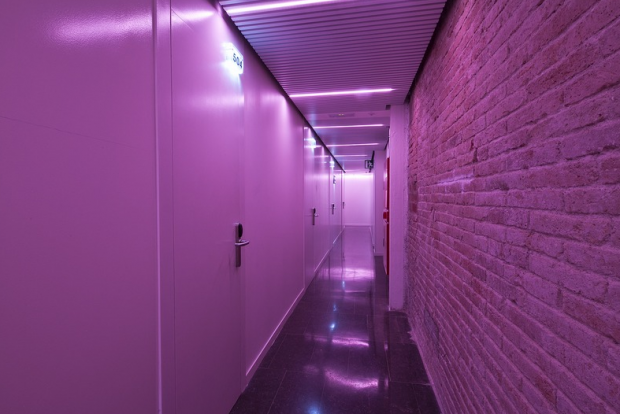 Iluminação futurista no corredor