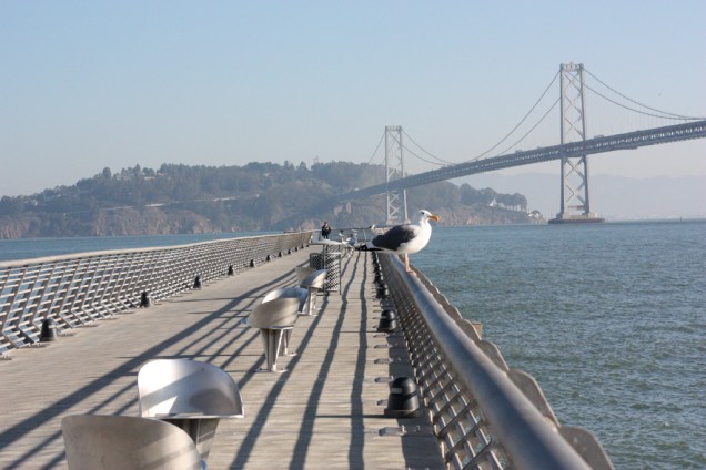 Passarela leva a até um mirante, na costa de San Francisco. Ao fundo, a Bay Bridge