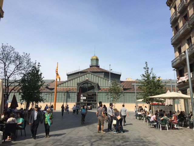 A praça que dá acesso ao mercado coloca a cereja no bolo do Passeig del Born, um dos lugares mais charmosos da cidade