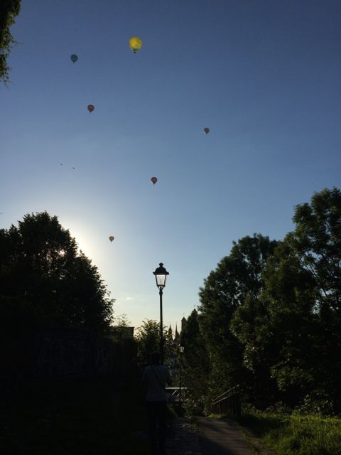 Balões colorem o céu no fim da tarde