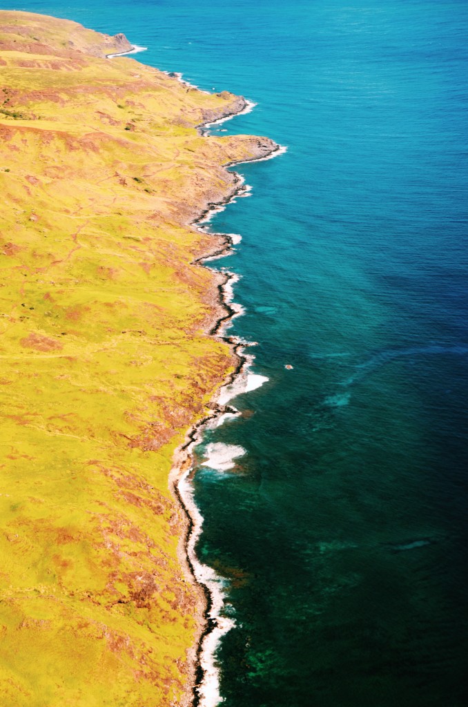 Sobrevoando a costa de Maui. Dá até pra ver o fundo do mar em algumas partes da imagem (foto: Anna Laura Wolff)
