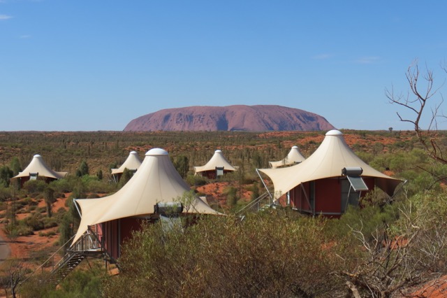As tendas espalhadas pelo deserto, mirando Uluru