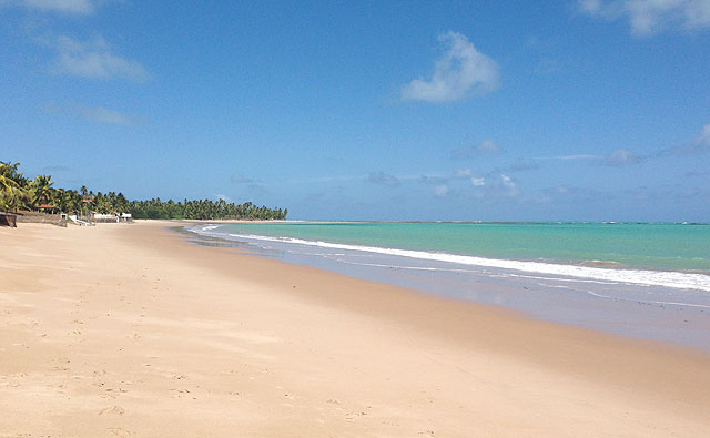 A quase deserta praia de Ipioca, em Maceió (AL)