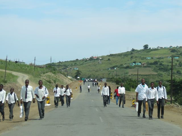 Saída de escola pelas estradas do Transkei