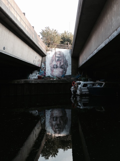 Grafitti com efeito incrível entre as pontes do canal