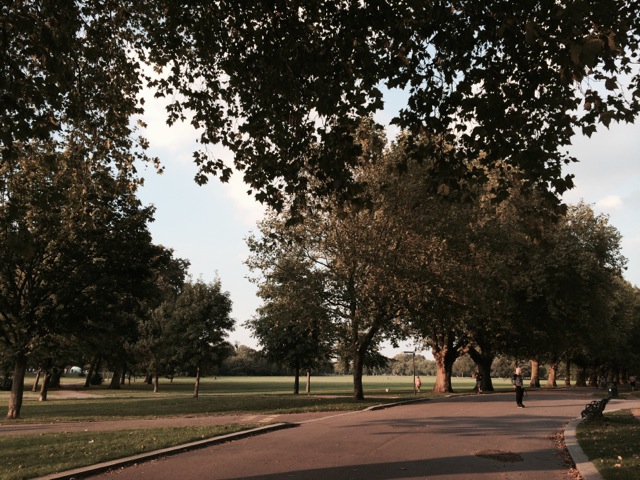 O lindão Victoria Park, ponto de partida que também vale um passeio (dá pra pegar um bici pública nas entradas do parque e rodar)