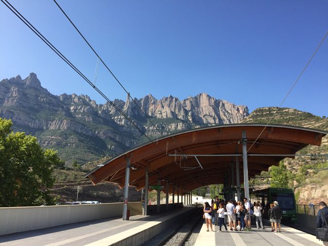 A linda estação da cremalheira, aos pés da montanha