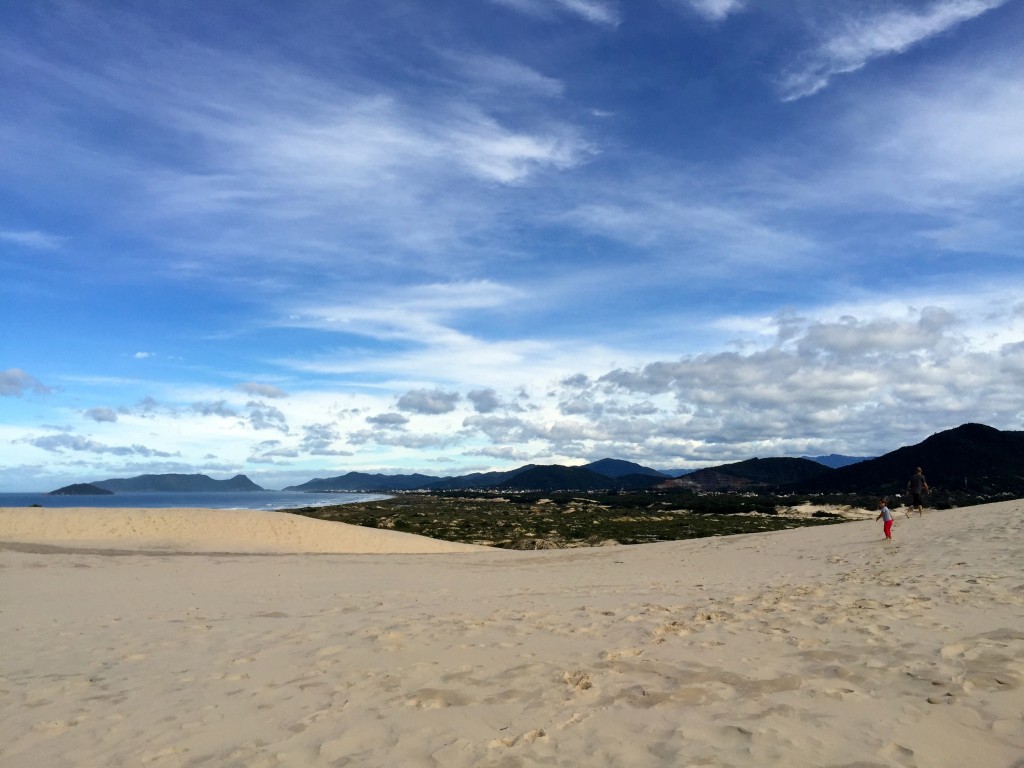 De cima das dunas dá para ver a praia da Joaquina. Foto: Família Nômade