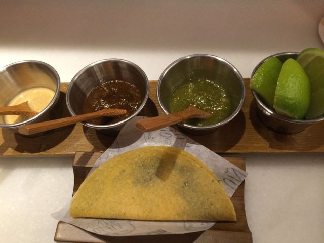 Tacos e eus molhinhos. Pedimos N variedades. Eles custam entre € 3,50 e € 3,90 por unidade. O campeão, matador, foi o de "carnitas com cuerito e costilla". Ou seja, um mix de carne suína que ganha um toque crocante com pedacinhos de pele torrada.