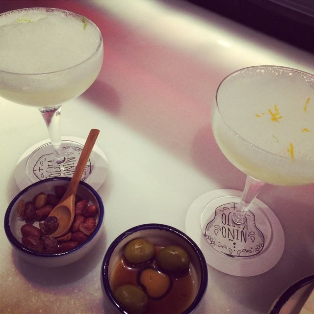 Aperitivos para começar: duas margueritas diferentes, que vieram acompanhados de azeitonas e amendoins temperados e deliciosos por conta da casa