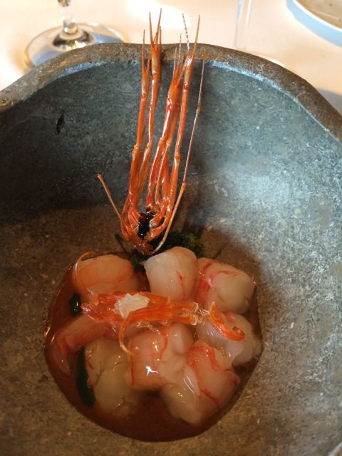 Meu favorito: camarão de Palamós em várias texturas, servido sobre um caldo feito da própria cabeça, com perninhas e barbinhas crocantes