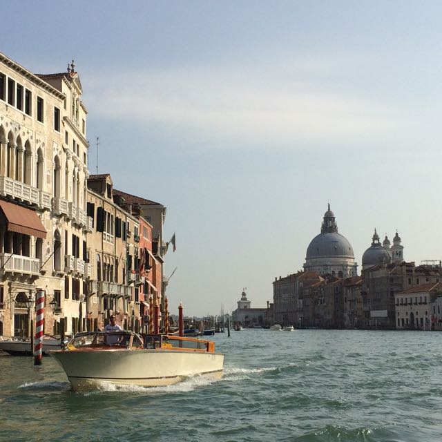 A vida sorri para quem chega de táxi-barco a Veneza