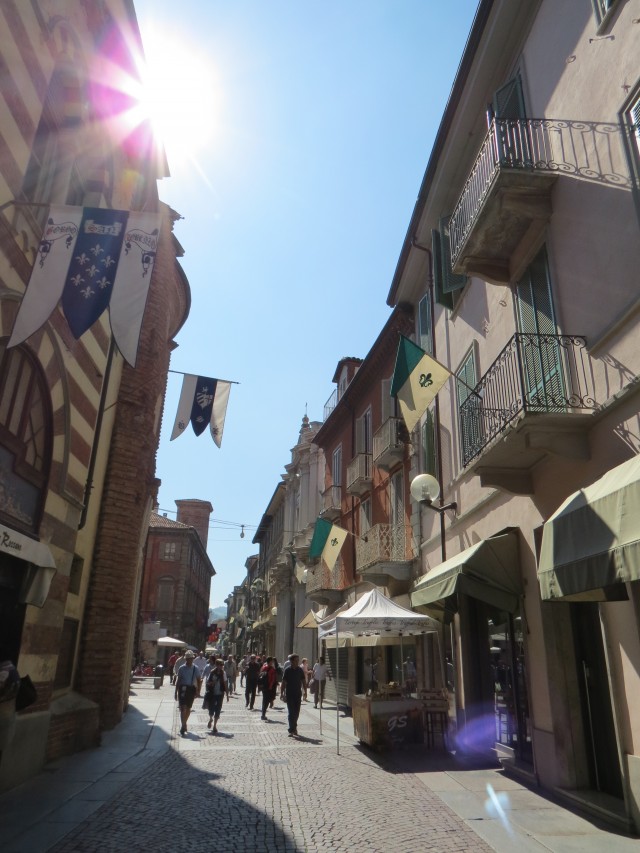 O charmoso centro de Alba, a maior cidade do Piemonte depois da capital, Turim