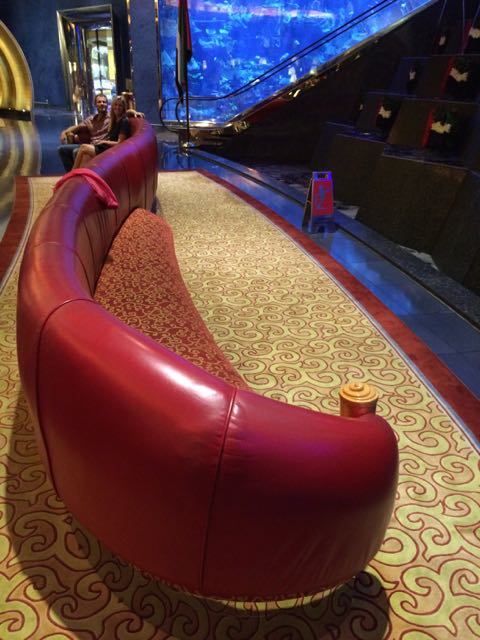 O sofá mais absurdo do mundo no lobby do hotel mais "luxuoso" do mundo