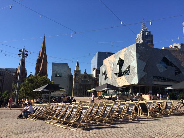 Cadeiras prontas para o cinema ao ar livre da Federation Square, o centrão da cidade
