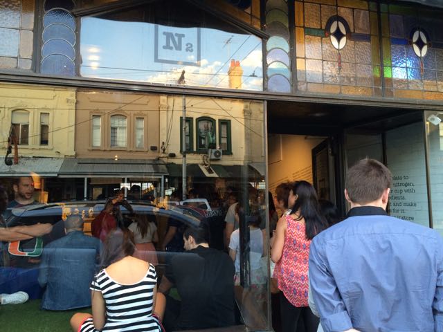 A fachada da N2 de Melbourne: briga, tumulto, guerra?