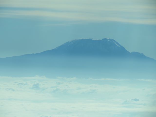 As neves já não eternas do Kilimanjaro na janelinha do avião, no voo de Arusha para o Serengeti: não tem preço