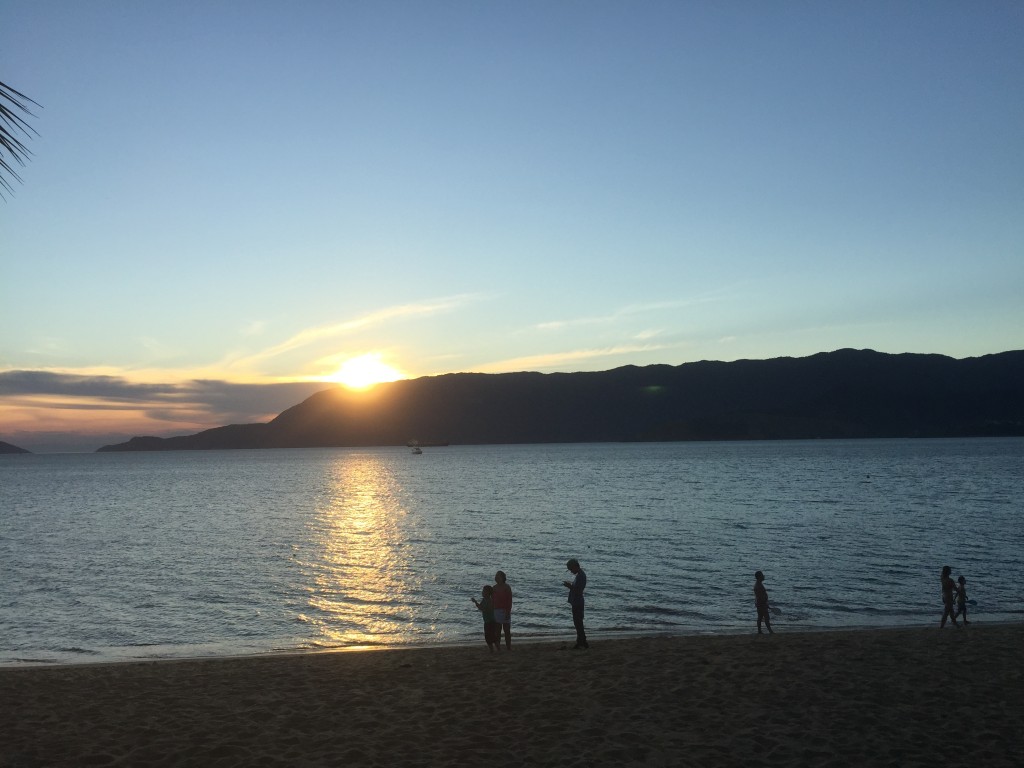 Lindo pôr do sol na Praia Grande (foto: Família Nômade)