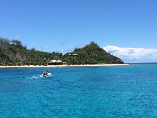 O barco da Awesome Adventures encosta perto das ilhas e lanchinhas dos próprios resorts se encarregam de levar os hóspedes para terra firme