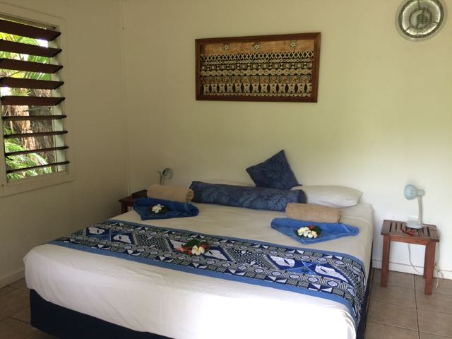 Um exemplo de quarto de "2 coquinhos", no Blue Laggon Resort: bonitinho e confortável, mas sem banheiro privado