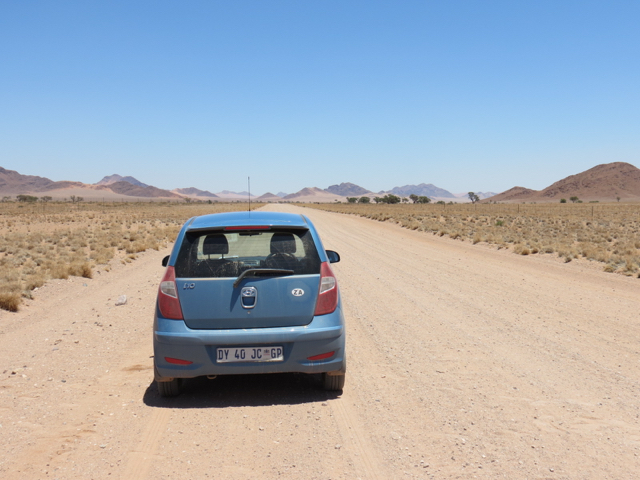 Nosso possante enfrenta bravamente o deserto da Namíbia. A estrada retratada na foto é um bom exemplo de como são os caminhos não asfaltador por lá: planas, bem cuidadas e secas (afinal de contas estamos no deserto) 