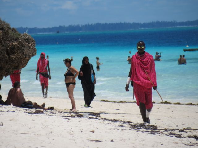 Mistura é isso: um massai on the beach, uma mulher coberta da cabeça aos pés e a gringolândia sendo feliz em Nungwi