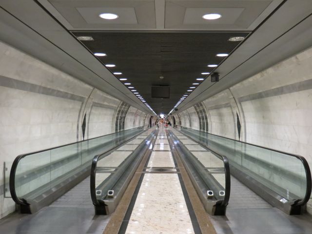 Subterrâneo de Mônaco: corredores high-tech como esses conectam vários pontos da cidade à estação de trem