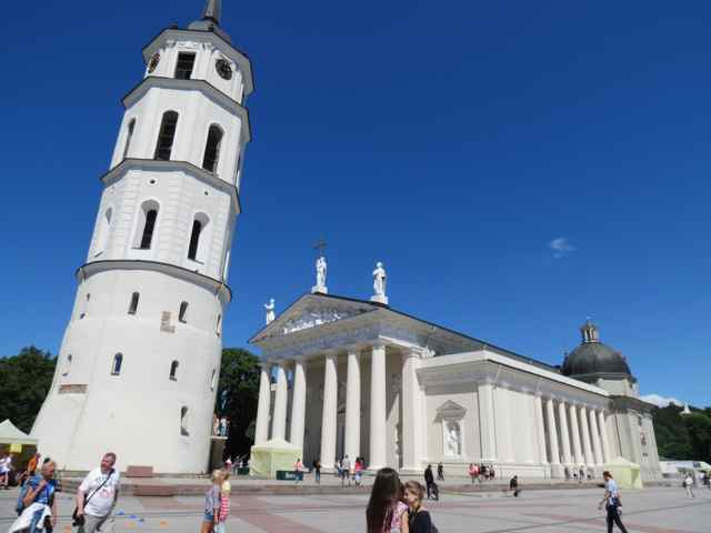 Catedral de Vilnius e o azul azulíssimo do verão no Báltico