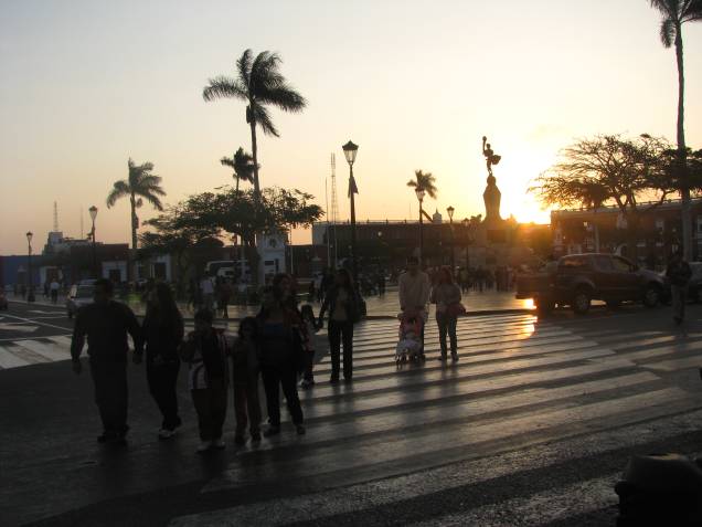 Entardecer na Plaza de Armas de Trujillo, capital de La Libertad, norte do Peru
